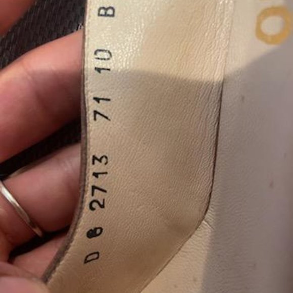 Salvatore Ferragamo Size 8 - Picture 2 of 10